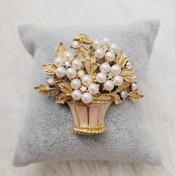 Vintage Trifari Pin Brooch - Picture 4 of 13